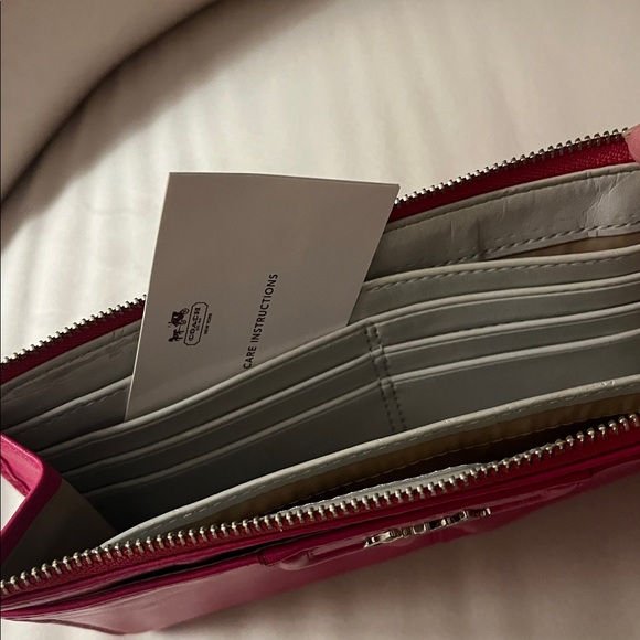 NWT Coach Fuchsia leather wristlet. - Picture 5 of 7